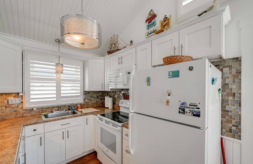 Beach Haven Cottage | Walk to Bay Village, Beaches & More! Cozy Cottage