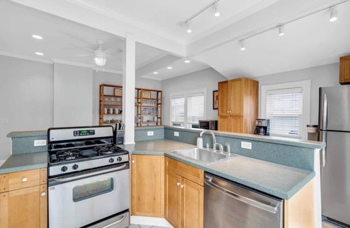 Asbury Park House | Walk to Beach & Town | Hot Tub | Sleeps 12