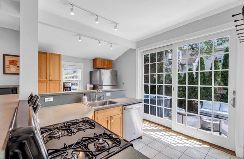 Asbury Park House | Walk to Beach & Town | Hot Tub | Sleeps 12