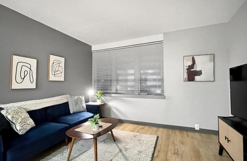 Downtown Des Moines Apartment | Walk to Caseys Center Quiet Downtown Stay