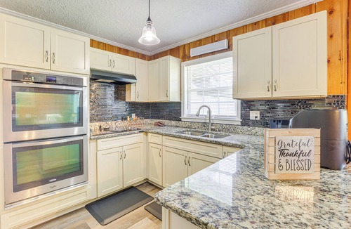 Jacksonville House | Walk to JSU! Family Getaway w/Yard