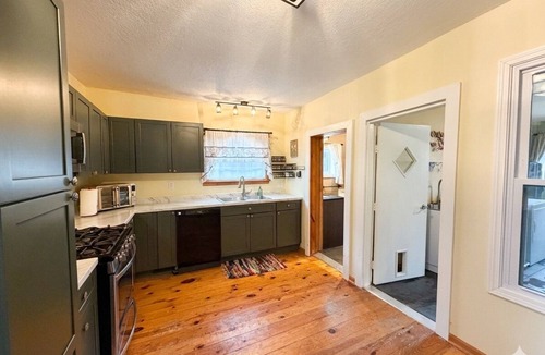 River Falls House | Walk to Kinni River & Downtown - Honeydew Cottage