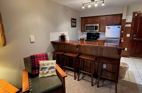 Edray Condo | Walk to lifts-1bdrm w/hot tub & amazing sunsets from top floor of Rimfire Lodge