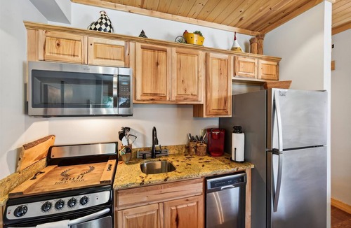Blowing Rock Cabin | Walk to Main Street - Cozy Fireplace - Prime Blowing Rock Location “Bull”
