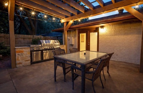 Norman House | Walk to OU Stadium Hot Tub Backyard Retreat Sleeps 8