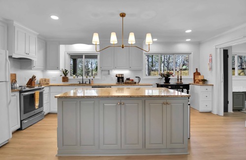 Greenville House | Walk to Paris Mtn State Park Sleeps 14 King Beds Fire Pit