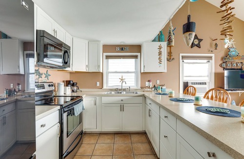 Downe House | Walk to Public Beach: Bayfront Jersey Home w/View