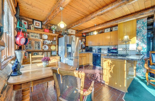 Johnston Cabin | Walk to Saylorville Lake: Spacious Home w/Deck!