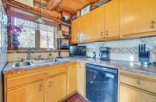 Johnston Cabin | Walk to Saylorville Lake: Spacious Home w/Deck!