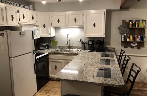 Bartlett Condo | Walk to StoryLand! Updated Condo! WiFi/Golf/AC/Pool - New Pool 2026