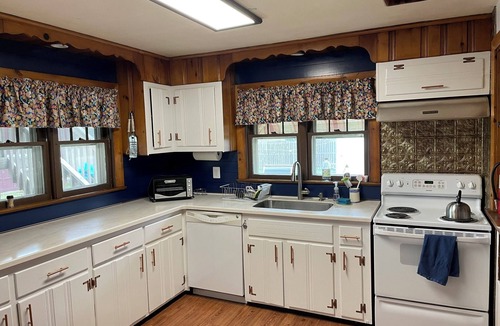 Avon Cottage | Walk to the beach from this charming Bay Head beach house that sleeps a crowd.