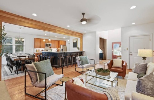Purcellville House | Walk to Top-Rated Restaurants & Trails! 7BR w/HotTub Gazebo & Built-in FirePit!
