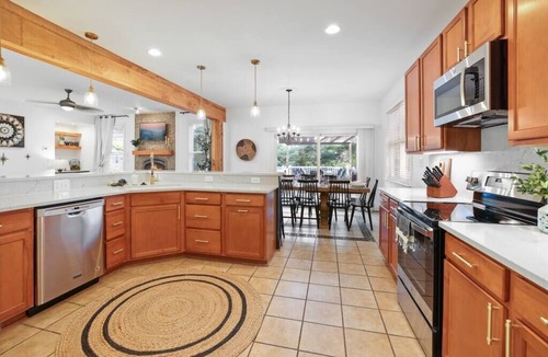 Purcellville House | Walk to Top-Rated Restaurants & Trails! 7BR w/HotTub Gazebo & Built-in FirePit!