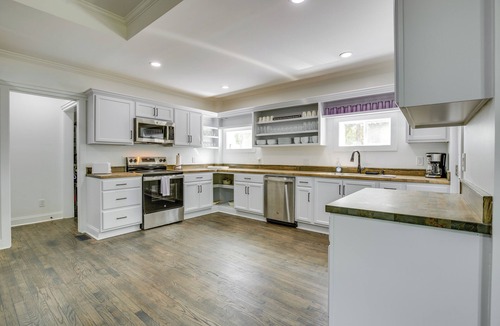 Holt House | Walk to Winery: Family-Friendly Holt Getaway