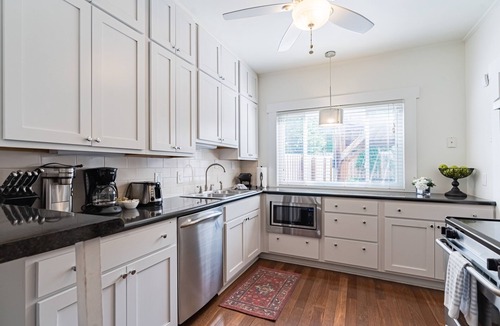 Dundee-Happy Hollow Historic District House | Walkable to Dinner, ☕️, UNMC 🏥! Cozy home in historic Dundee!