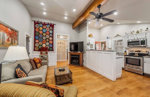 Mentone Cottage | Walnut Cottage-walk to downtown & Brow Park