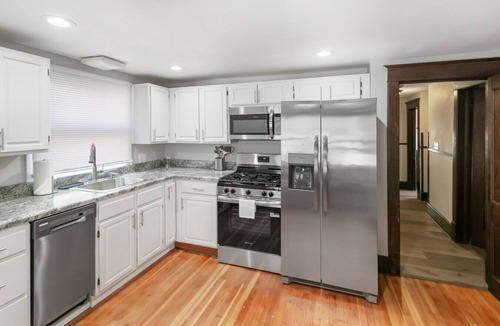 Libertyville House | Warm 5 bed Libertyville Getaway Close to Navy Base
