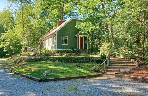 Pittsboro House | Warm + Peaceful Home w/Fire Pit on Haw River