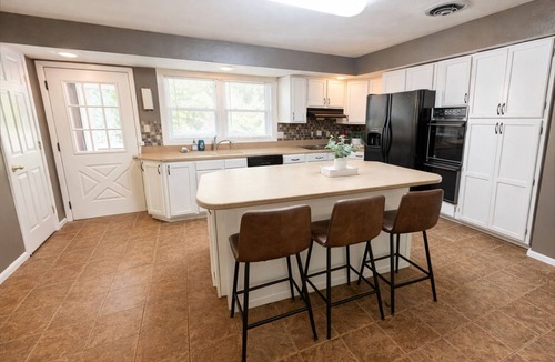 Nauvoo House | Warsaw Street Retreat - 8BR Nauvoo - Sleeps 24 - Ideal for Large Groups