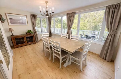 Nauvoo House | Warsaw Street Retreat - 8BR Nauvoo - Sleeps 24 - Ideal for Large Groups