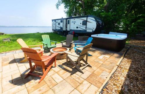 Spring Grove House | Waterfront 2BR Nautical Cottage on Grass Lake Hot Tub Firepit Year Round Fun