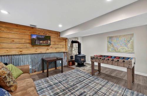 Fishers Hill House | Waterfront cabin w fireplace,hot tub & BBQ grill