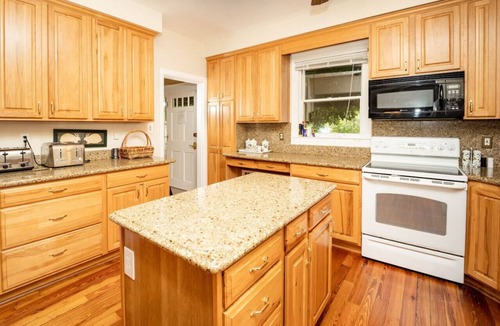 Riva Cottage | Waterfront Cottage by Annapolis w/Pool & Hot Tub