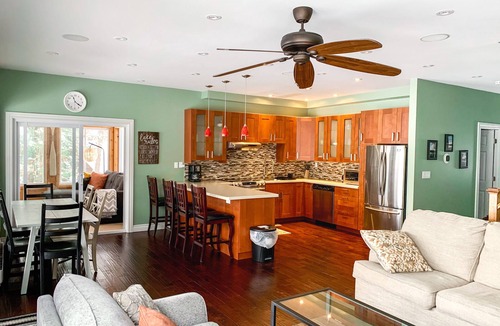 Gravenhurst House | WATERFRONT COTTAGE in Muskoka