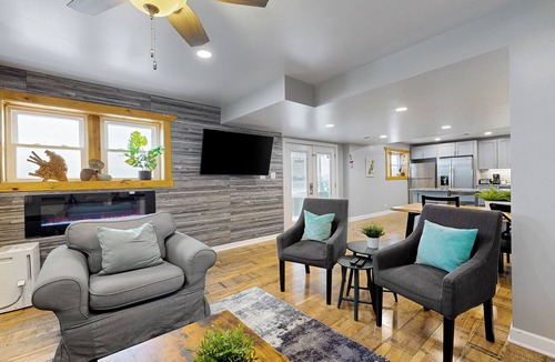 Channel Lake House | Waterfront Fun! Group Getaway on Lake Marie