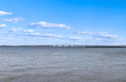 Cambridge Apartment | Waterfront Gem < 1 Mi to Dtwn Cambridge!