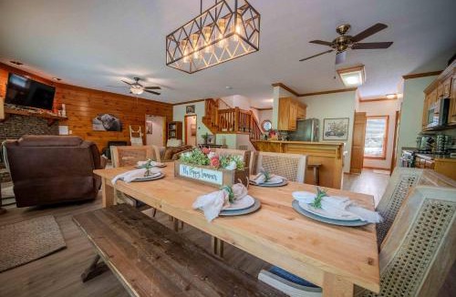 East Ellijay House | Waterfront Getaway:Hot Tub Fire Pit Near Ellijay
