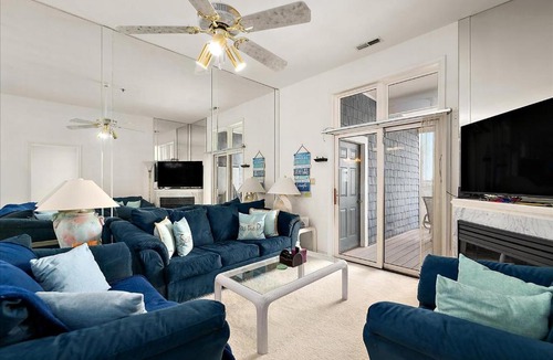Heron Harbour Isle House | Waterfront Heron Harbour Condo with Bay Views Pool and Tennis
