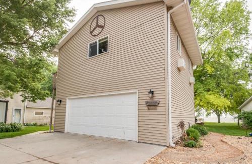 Elwood House | Waterfront Johnson Lake Getaway w/Fire Pit!