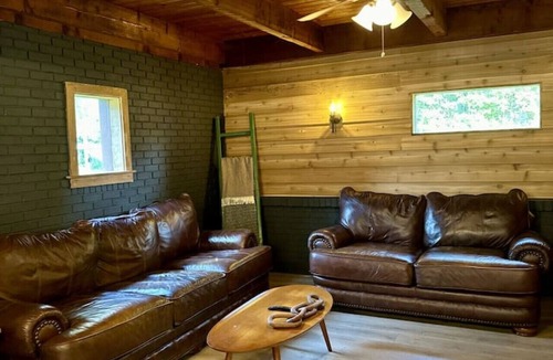 Leesburg House | Waterfront Retreat on Weiss Lake – Sleeps 14 | Stunning Views & Relaxing Outdoor Space