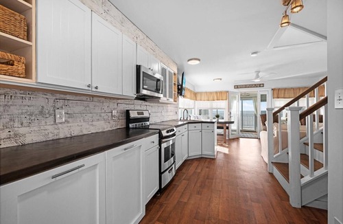 Goshen House | WATERFRONT 2 bedroom 1.5 bath Pet Friendly Cottage sleeps 6