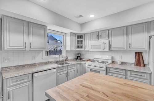 Keansburg House | Waterpark Beach House with Water and City view