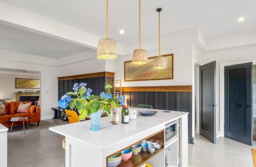 Roundstone Ski Chalet | Wave Watcher