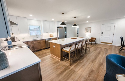 Clinton House | Wedding Weekend Home Base (sleeps 12)