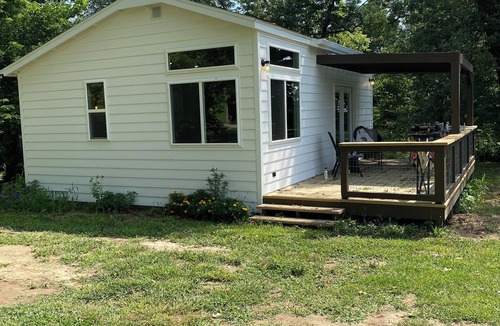 Savanna Cabin | Welcome to the Savanna Shire! Cozy one room cabin for a lovers getaway!