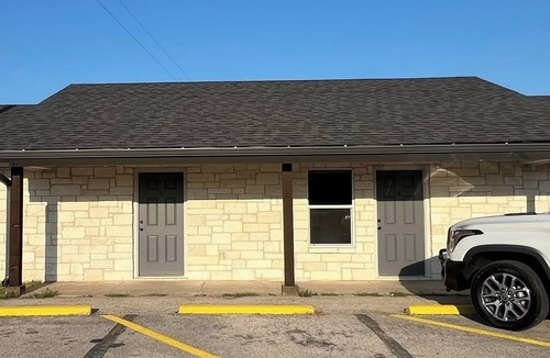 Gatesville Apartment | Welcoming apartment with AC in charming Gatesville King Bed with Twin Roll Away