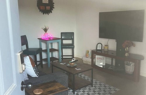 Gatesville Apartment | Welcoming apartment with AC in charming Gatesville King Bed with Twin Roll Away