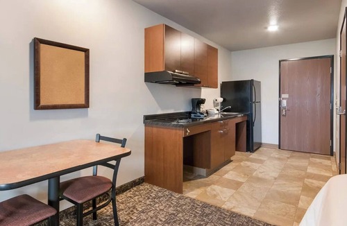 Altoona Hotel | Well-Located Room Near Adventureland + Prairie Meadows Casino