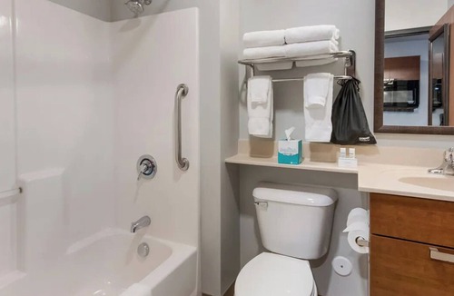Altoona Hotel | Well-Located Room Near Adventureland + Prairie Meadows Casino