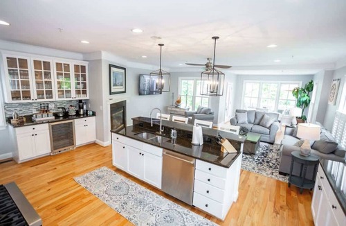 West Annapolis House | West Annapolis Cottage- 6BR Walk to Navy Stadium