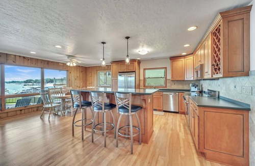 Wahpeton House | West Lake Okoboji/Emerson Bay Lakefront Retreat -Sleeps Up to 14