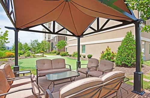 Oak Ridge Condo | WFH friendly | FREE Wi-Fi + Pool & Gym