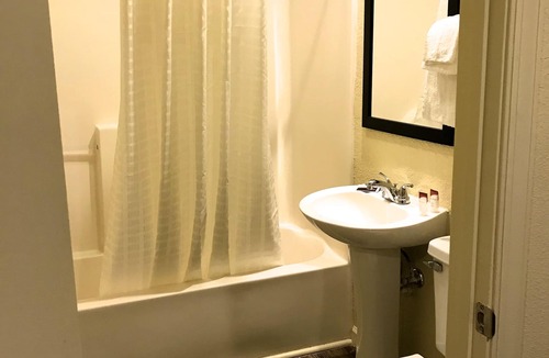 Elizabeth City Hotel | Whistling Pines - Daily & Extended Stay, Elizabeth City