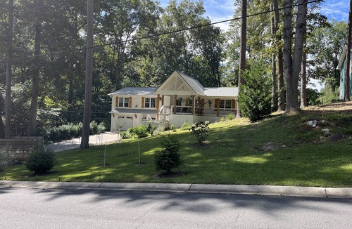 Woodstock House | White House on a hill Pet f., close to wedding venues, Roswell, Milton & Canton.