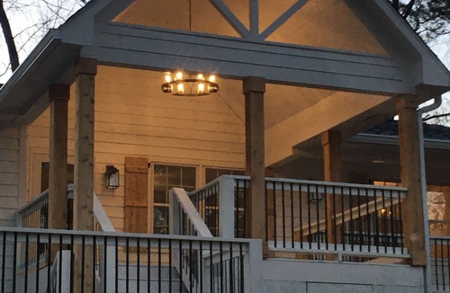 Woodstock House | White House on a hill Pet f., close to wedding venues, Roswell, Milton & Canton.
