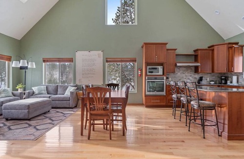 Hill City Cabin | Whitetail · Leighton`s Lodge-Hot Tub-Borders National Forest
